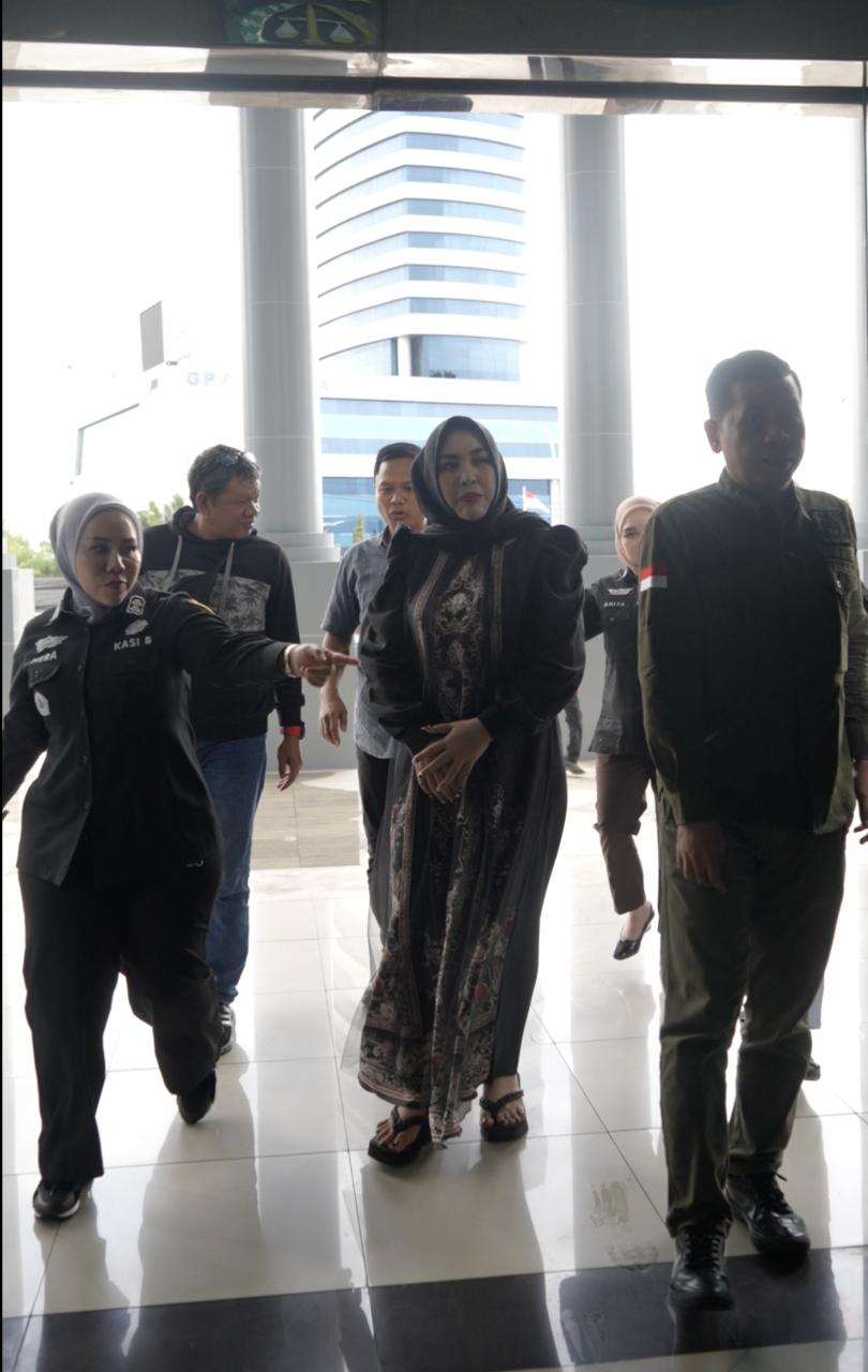 Sempat Bebas Berkeliaran Meski Divonis 2 Tahun Penjara Kasus Skincare Bermerkuri, Mira Hayati Akhirnya Dijemput Jaksa Sempat Bebas Berkeliaran Meski Divonis 2 Tahun Penjara Kasus Skincare Bermerkuri, Mira Hayati Akhirnya Dijemput Jaksa