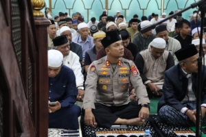 Kapolres Maros dan Bupati Maros Laksanakan Tarawih Perdana di Masjid Al Markaz