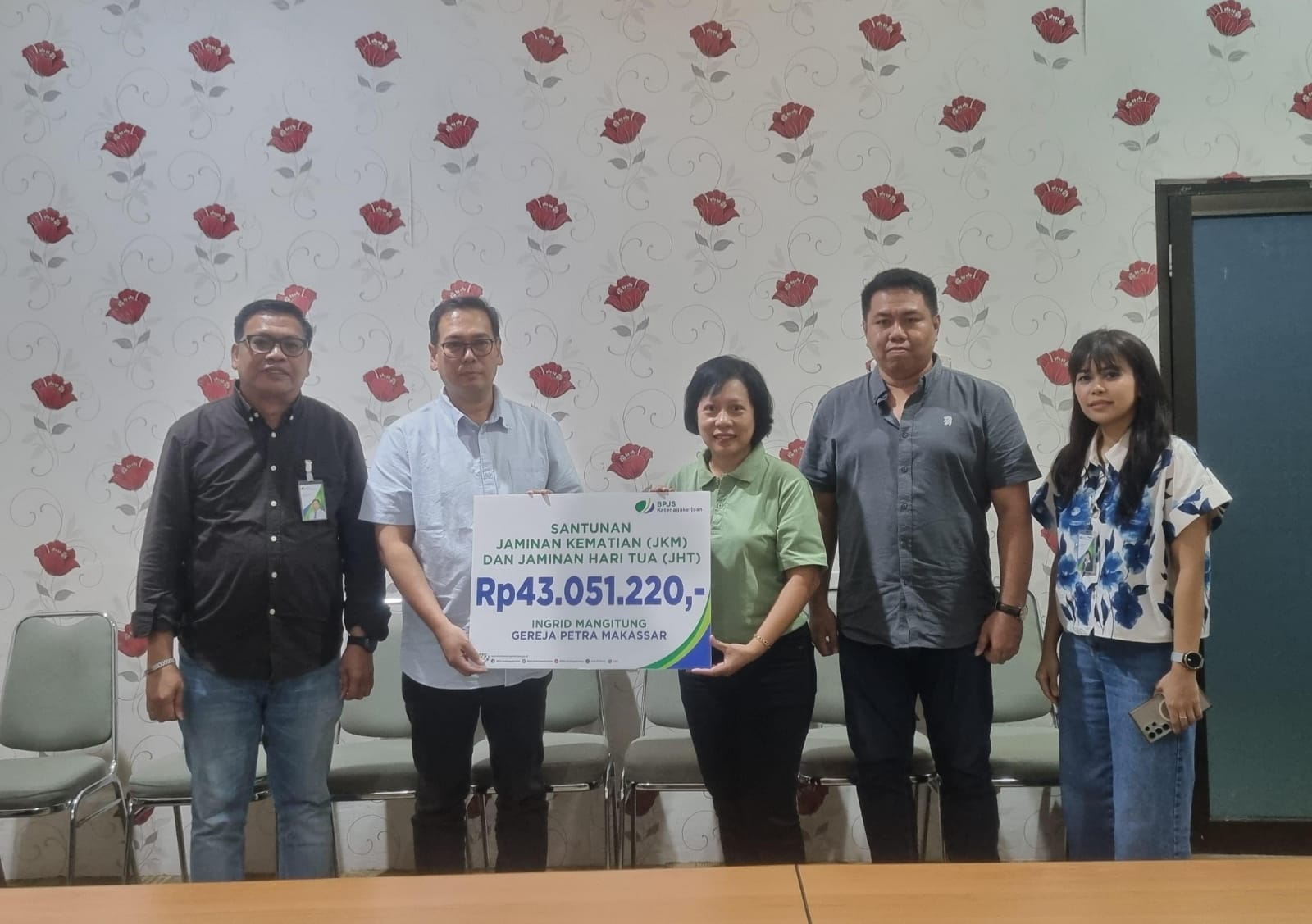 Penyerahan Simbolis Manfaat Jaminan Kematian dan Jaminan Hari Tua kepada Anggota Gereja Petra Makassar Penyerahan Simbolis Manfaat Jaminan Kematian dan Jaminan Hari Tua kepada Anggota Gereja Petra Makassar