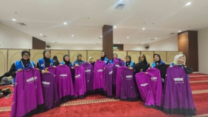 Awali Program Amalia Ramadan, IWAPI Sulsel Salurkan Mukena di Mushola TSM Makassar
