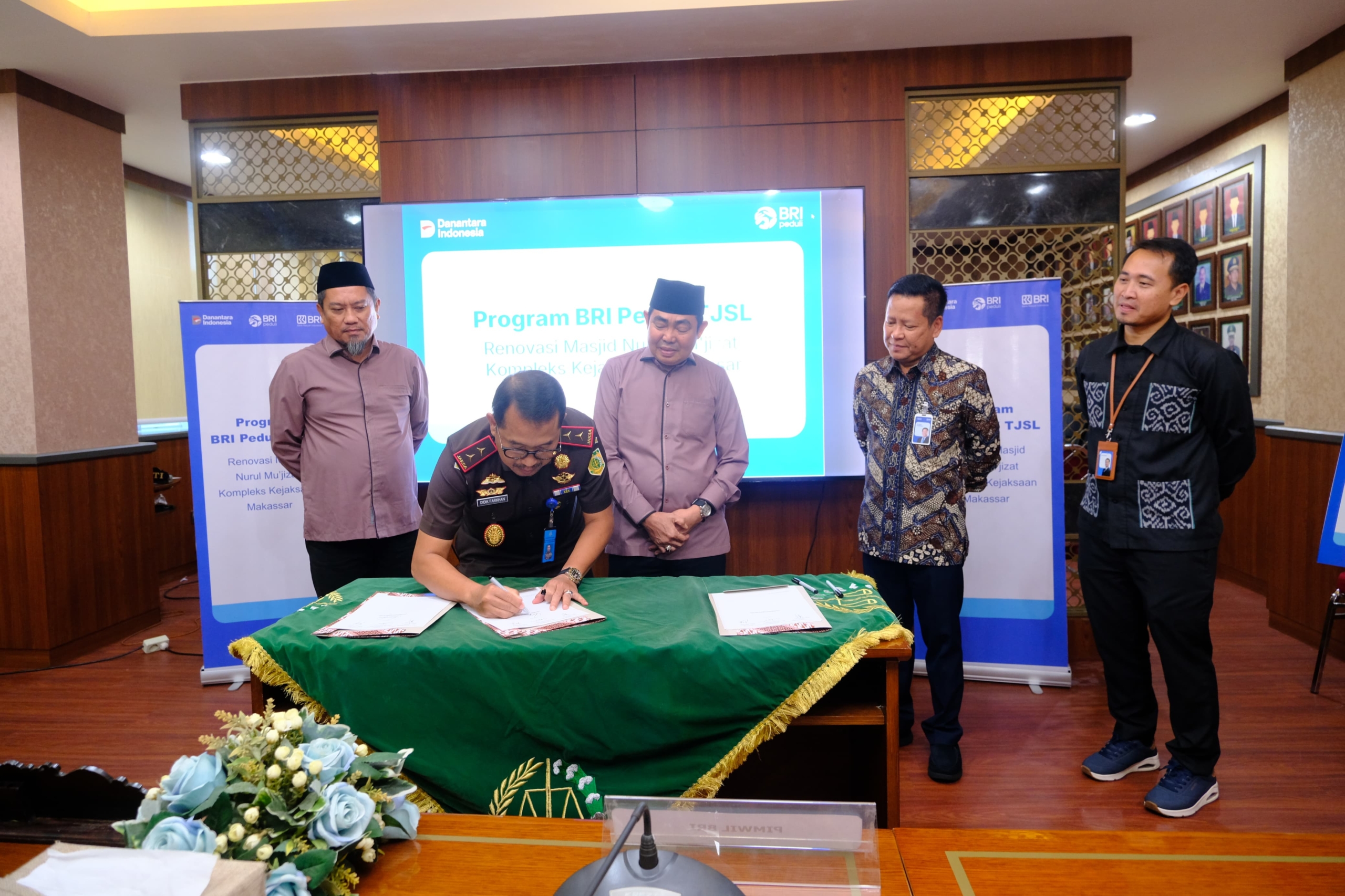 BRI Peduli Salurkan Bantuan Renovasi Masjid Nurul Mu’jizat di Kompleks Kejaksaan Makassar