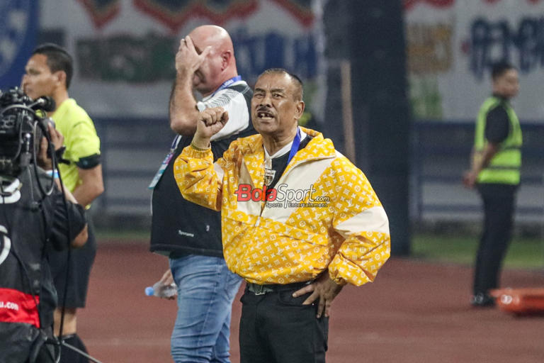 Manajer Persib Bandung, Umuh Muchtar kecewa dengan keputusan wasit saat duel lawan Persebaya Surabaya
