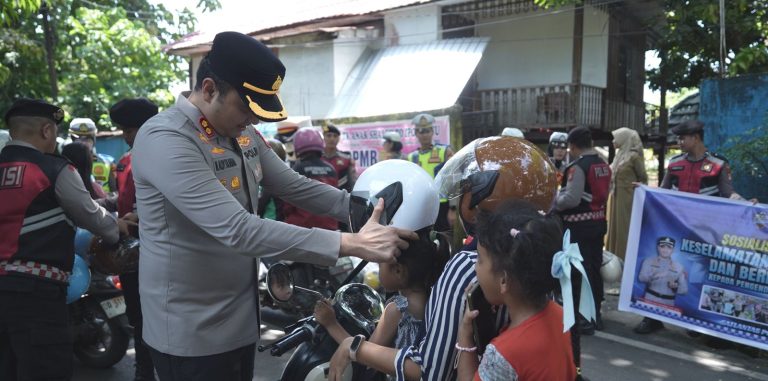 Polres Gowa Bagikan 150 Helm, Edukasi Warga Tertib Lalu Lintas Polres Gowa Bagikan 150 Helm, Edukasi Warga Tertib Lalu Lintas