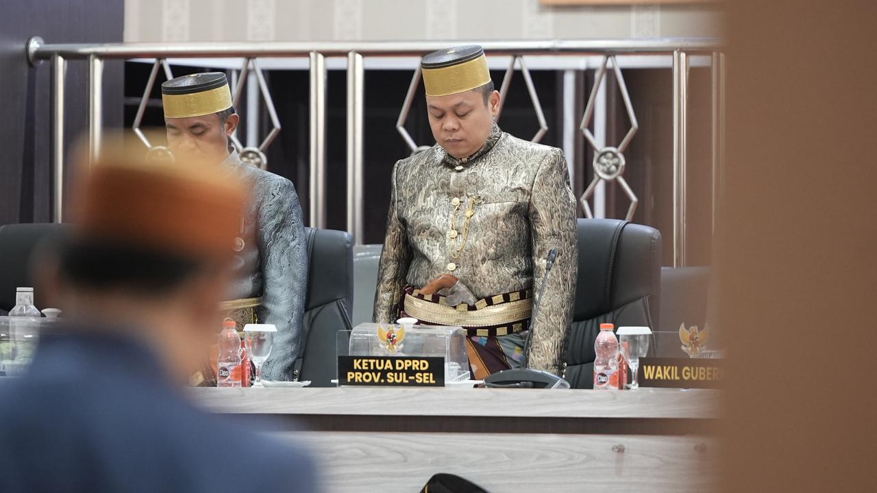 Mengenakan Busana Adat Lengkap, Yasir Machmud Hadiri Puncak Peringatan Hari Jadi Bone ke-696 Mengenakan Busana Adat Lengkap, Yasir Machmud Hadiri Puncak Peringatan Hari Jadi Bone ke-696