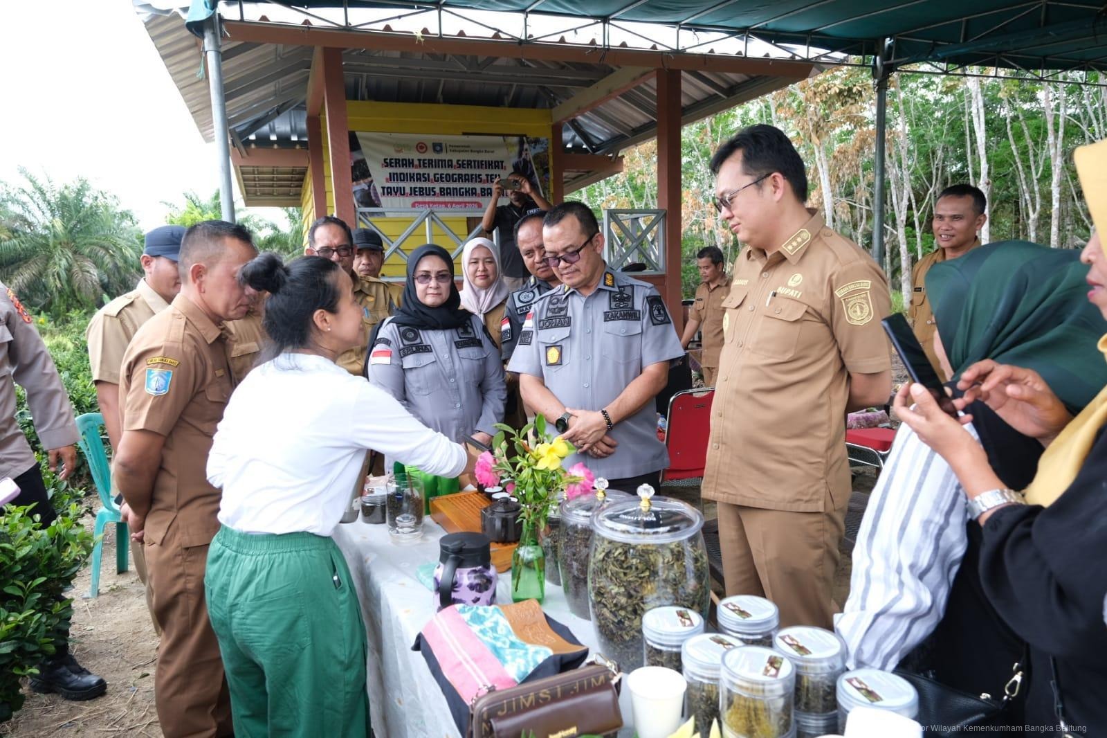 Teh Tayu Jebus Resmi Terdaftar sebagai Indikasi Geografis, Kanwil Kemenkum Babel Serahkan Sertifikat IG Kepada Bupati Bangka Barat Teh Tayu Jebus Resmi Terdaftar sebagai Indikasi Geografis, Kanwil Kemenkum Babel Serahkan Sertifikat IG Kepada Bupati Bangka Barat
