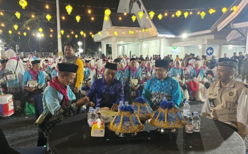 Pastikan Layanan Terbaik, Tenaga Ahli Menag Bunyamin Yafid Hadiri Pelepasan 393 JCH Kloter 2 Sidrap Pastikan Layanan Terbaik, Tenaga Ahli Menag Bunyamin Yafid Hadiri Pelepasan 393 JCH Kloter 2 Sidrap