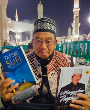 K.H. Amirullah Amri, Obsesinya Menulis 100 Judul Buku Seperti Buya Hamka dan Ibnu Sina