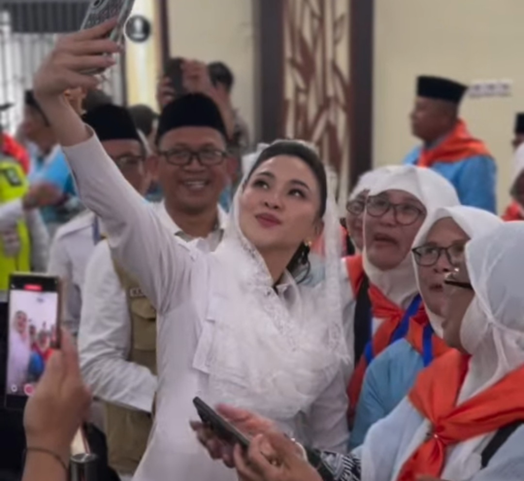 Sherly Tjoanda Terbang ke Makassar Temui JCH Maluku Utara, Serahkan Uang Saku Rp1,1 Miliar Sherly Tjoanda Terbang ke Makassar Temui JCH Maluku Utara, Serahkan Uang Saku Rp1,1 Miliar