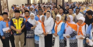 Sherly Tjoanda Terbang ke Makassar Temui JCH Maluku Utara, Serahkan Uang Saku Rp1,1 Miliar