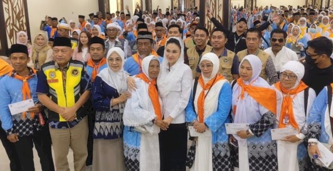 Sherly Tjoanda Terbang ke Makassar Temui JCH Maluku Utara, Serahkan Uang Saku Rp1,1 Miliar Sherly Tjoanda Terbang ke Makassar Temui JCH Maluku Utara, Serahkan Uang Saku Rp1,1 Miliar