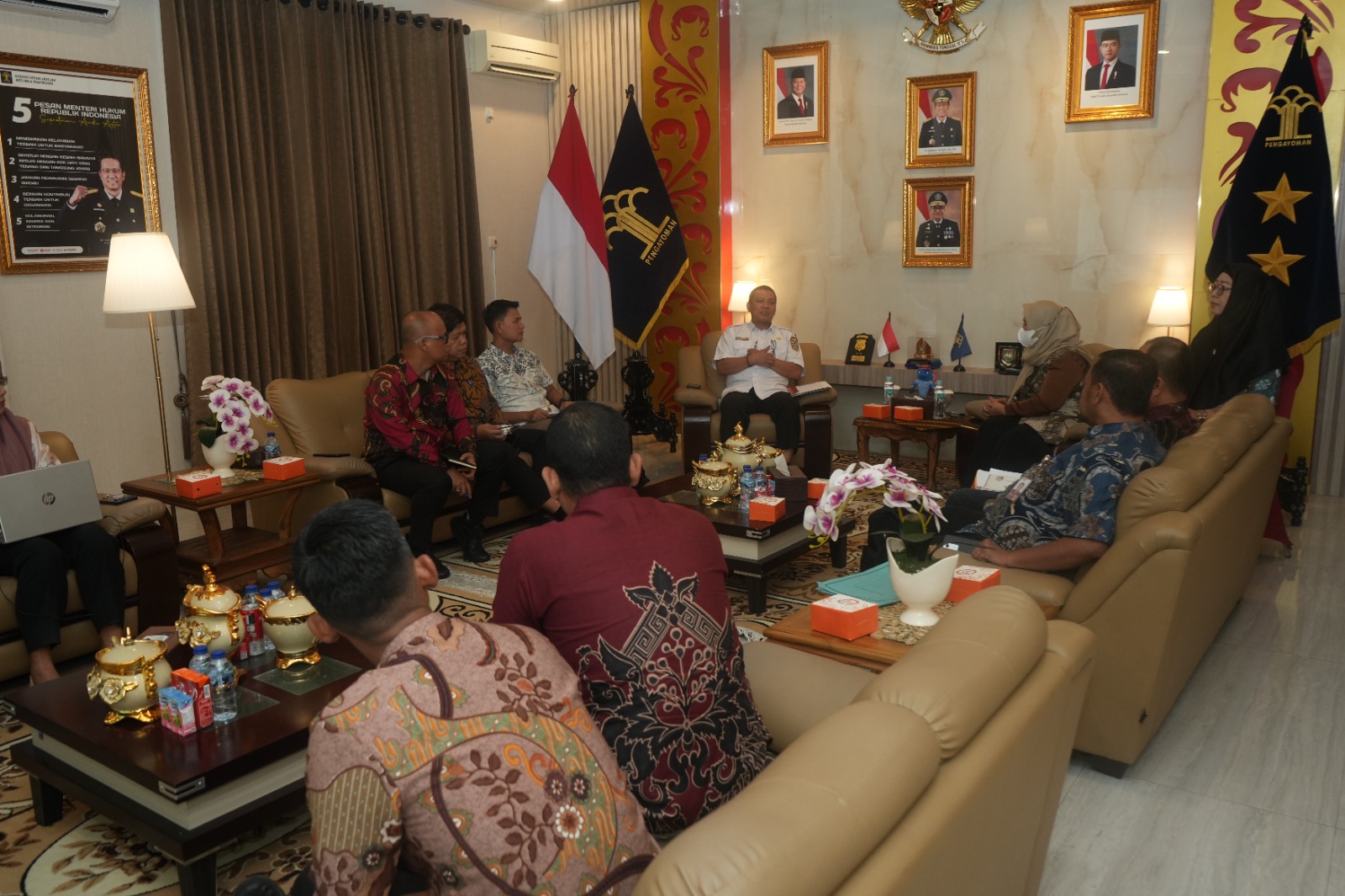 Kanwil Kemenkum Sumsel Harmonisasikan Enam Raperbup Muratara, Perkuat Tata Kelola Pemerintahan Daerah Kanwil Kemenkum Sumsel Harmonisasikan Enam Raperbup Muratara, Perkuat Tata Kelola Pemerintahan Daerah