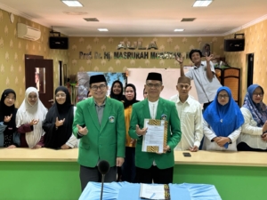 Wakil Rektor IV UMI Serahkan SK Penerima Amanah Kepala UPT Pengembangan Karakter dan Dakwah