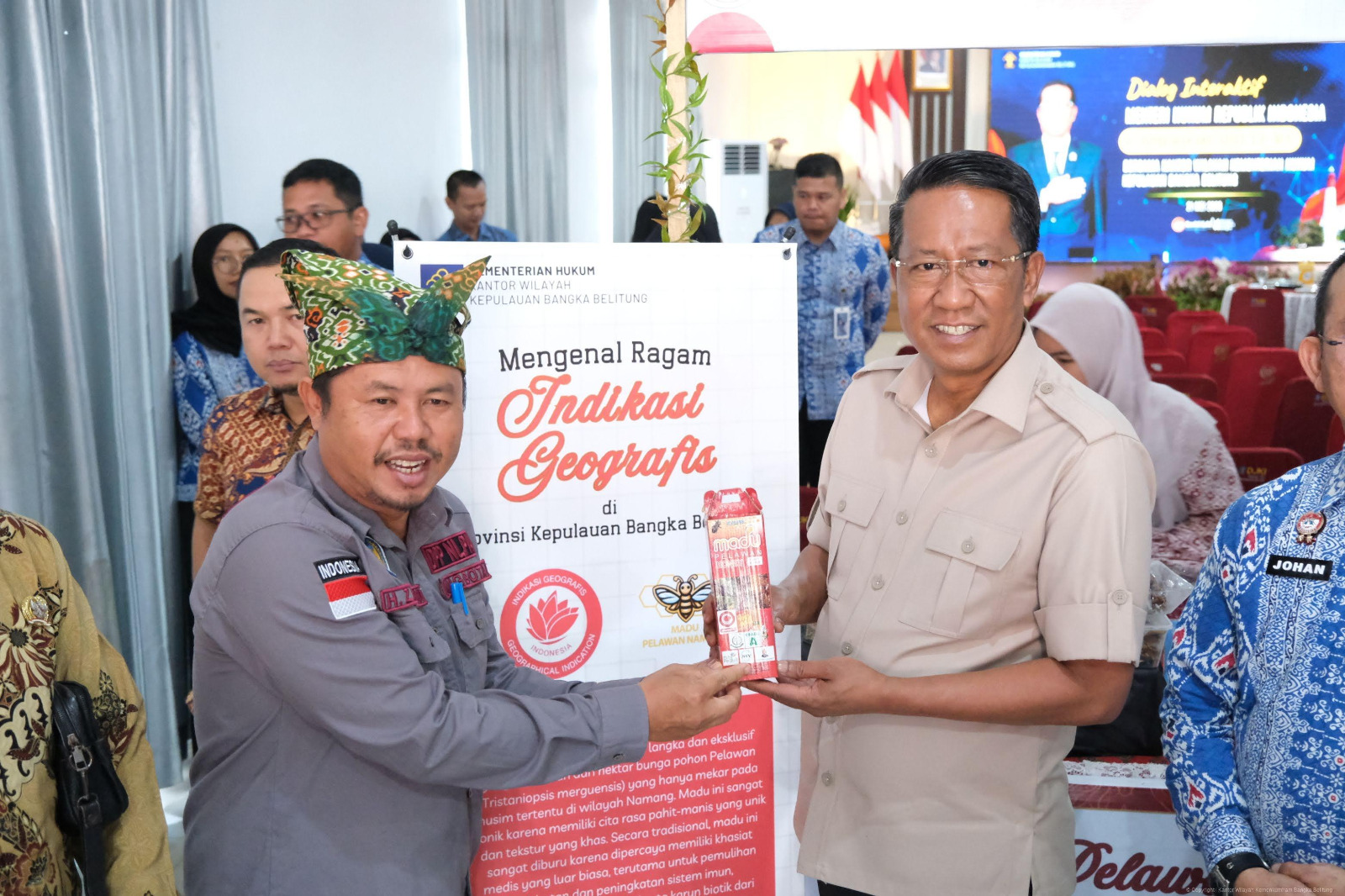 Menteri Hukum Tinjau Booth Indikasi Geografis di Kanwil Kemenkum Babel Menteri Hukum Tinjau Booth Indikasi Geografis di Kanwil Kemenkum Babel