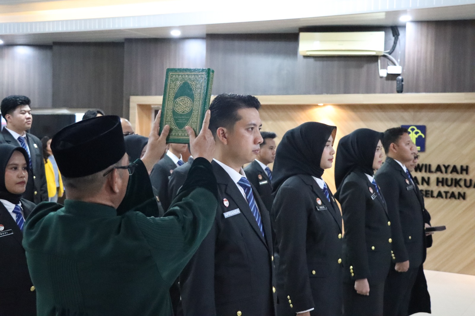 Lantik Pegawai Fungsional dan CASN, Kakanwil Kemenkum Sumsel Minta Jajaran Pegang Teguh Tata Nilai BerAKHLAK Lantik Pegawai Fungsional dan CASN, Kakanwil Kemenkum Sumsel Minta Jajaran Pegang Teguh Tata Nilai BerAKHLAK