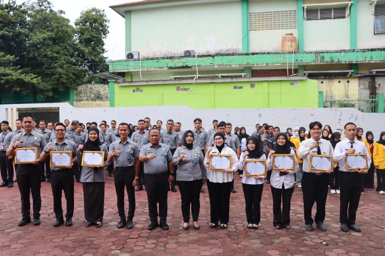Momentum Apel Pagi, Kakanwil Tekankan Disiplin dan Berikan Penghargaan bagi Insan Berprestasi Momentum Apel Pagi, Kakanwil Tekankan Disiplin dan Berikan Penghargaan bagi Insan Berprestasi
