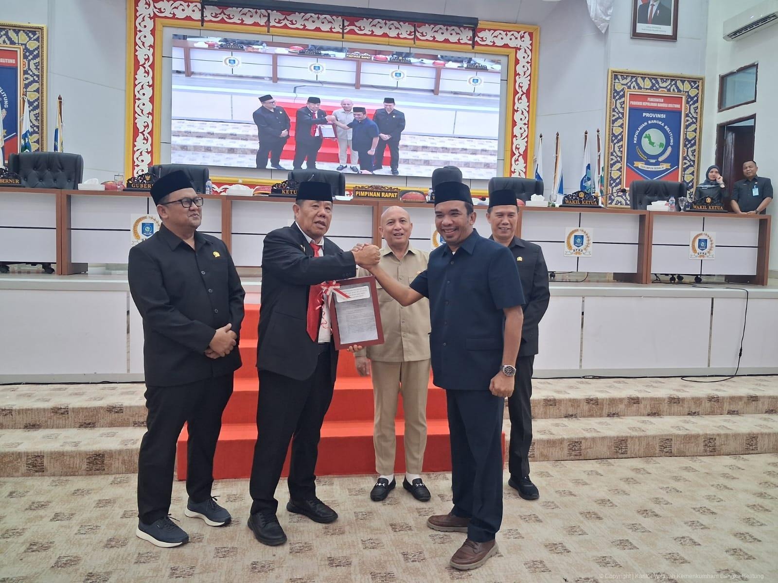 Kanwil Kemenkum Babel Hadiri Rapat Paripurna DPRD Babel, Dua Ranperda Disetujui Menjadi Perda Kanwil Kemenkum Babel Hadiri Rapat Paripurna DPRD Babel, Dua Ranperda Disetujui Menjadi Perda