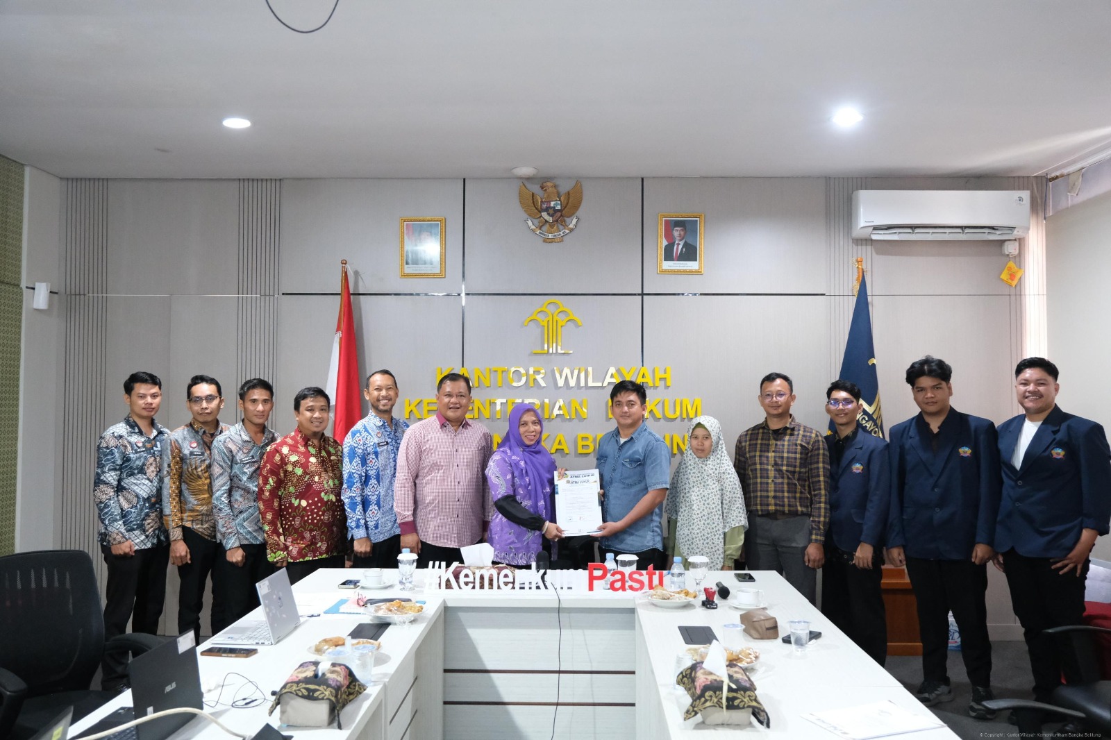 Kanwil Kemenkum Babel Terima Serah Terima Aplikasi SIMONS dari Mahasiswa ISB Atma Luhur Pangkal Pinang Kanwil Kemenkum Babel Terima Serah Terima Aplikasi SIMONS dari Mahasiswa ISB Atma Luhur Pangkal Pinang