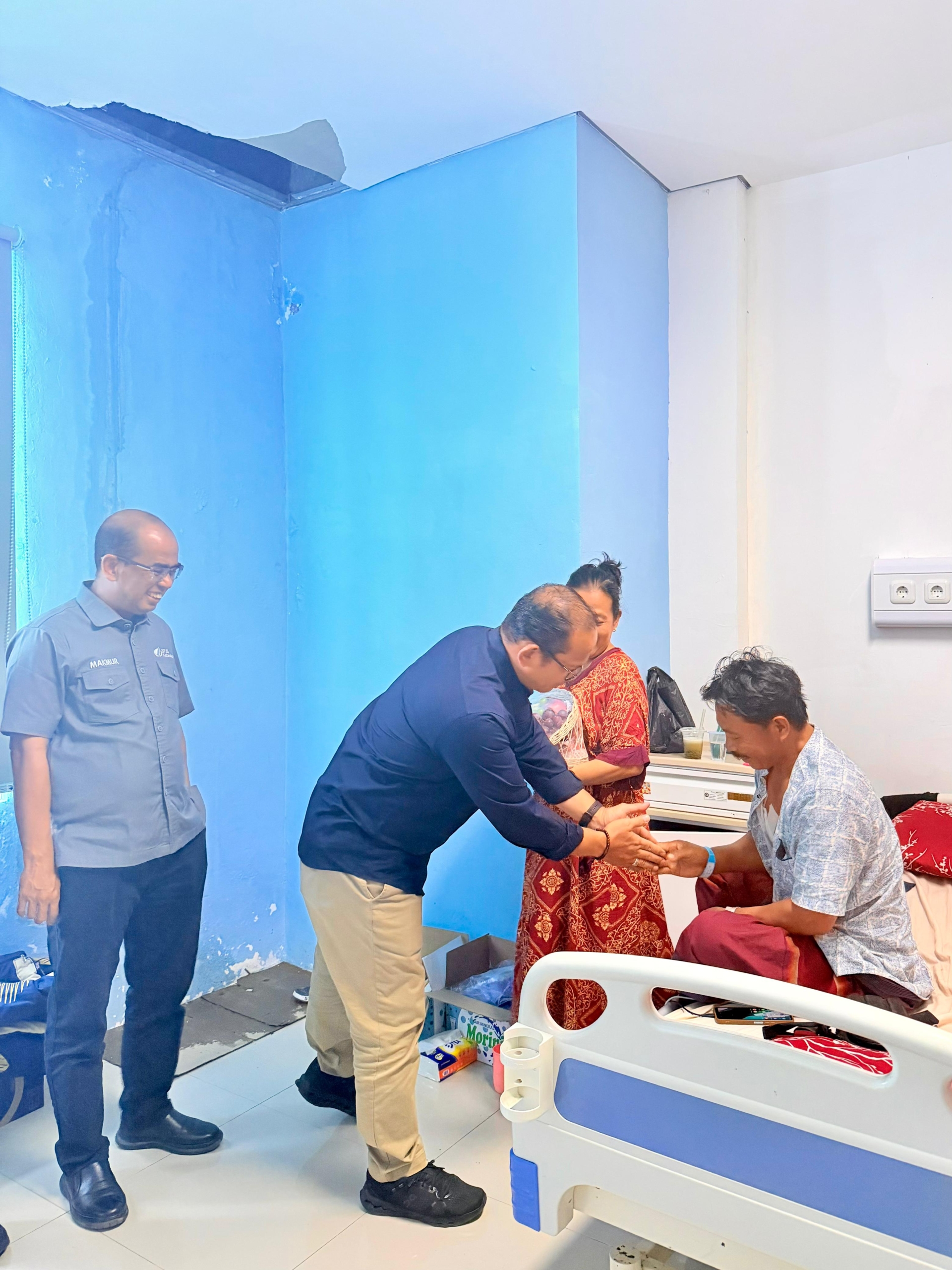 Kepala Kantor Wilayah BPJS Ketenagakerjaan Sulawesi Maluku Jenguk Peserta JKK yang Dirawat di RSUD Morowali