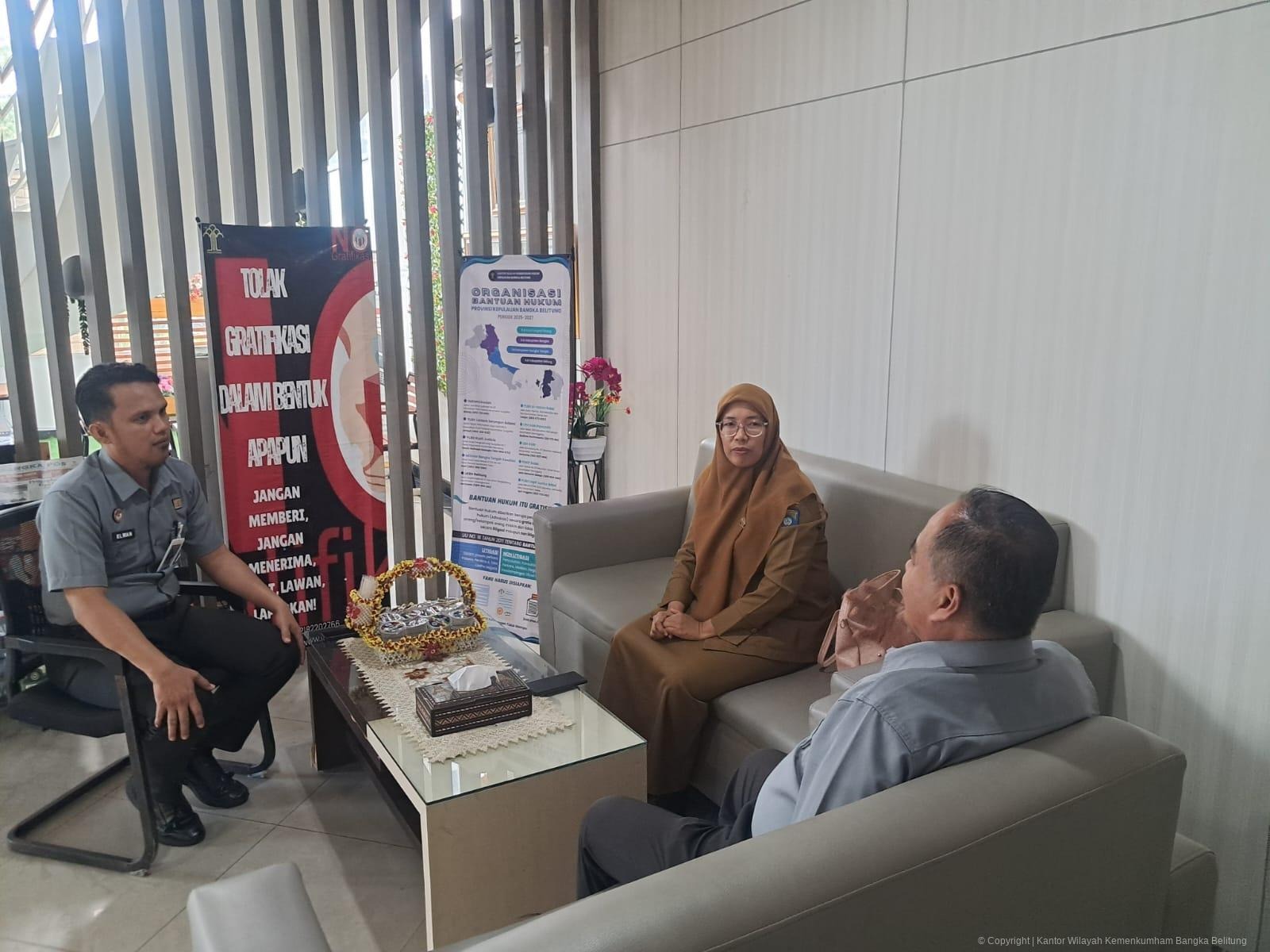 Kanwil Kemenkum Babel Serahkan Sertifikat Hak Cipta Lagu dan Buku, Perkuat Perlindungan Karya Kreatif Masyarakat Kanwil Kemenkum Babel Serahkan Sertifikat Hak Cipta Lagu dan Buku, Perkuat Perlindungan Karya Kreatif Masyarakat