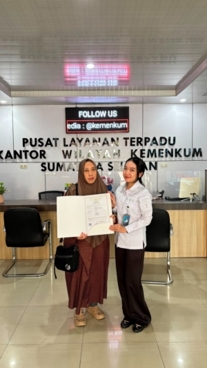 Tingkatkan Daya Saing UMKM, Kanwil Kemenkum Sumsel Serahkan Sertifikat Merek ETAWA PROKIDS