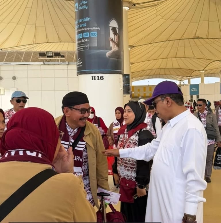 Sambut Langsung Jamaah di Jeddah, CEO PT Annur Maarif Komitmen Beri Layanan Terbaik Sambut Langsung Jamaah di Jeddah, CEO PT Annur Maarif Komitmen Beri Layanan Terbaik