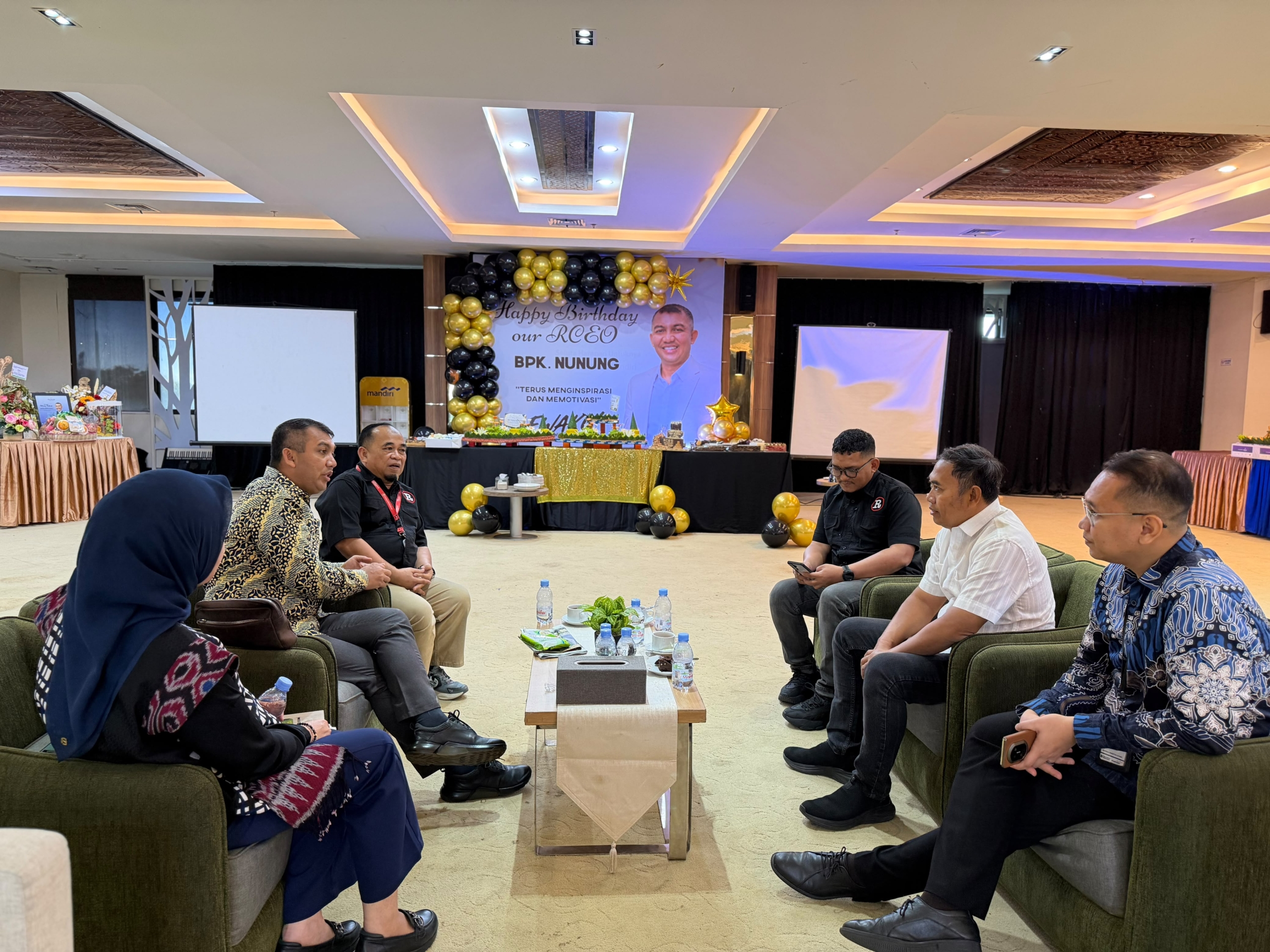 Harian Rakyat Sulsel Beri Kejutan Karikatur Khusus di Ultah ke-53 Regional CEO Bank Mandiri Sulawesi dan Maluku Harian Rakyat Sulsel Beri Kejutan Karikatur Khusus di Ultah ke-53 Regional CEO Bank Mandiri Sulawesi dan Maluku