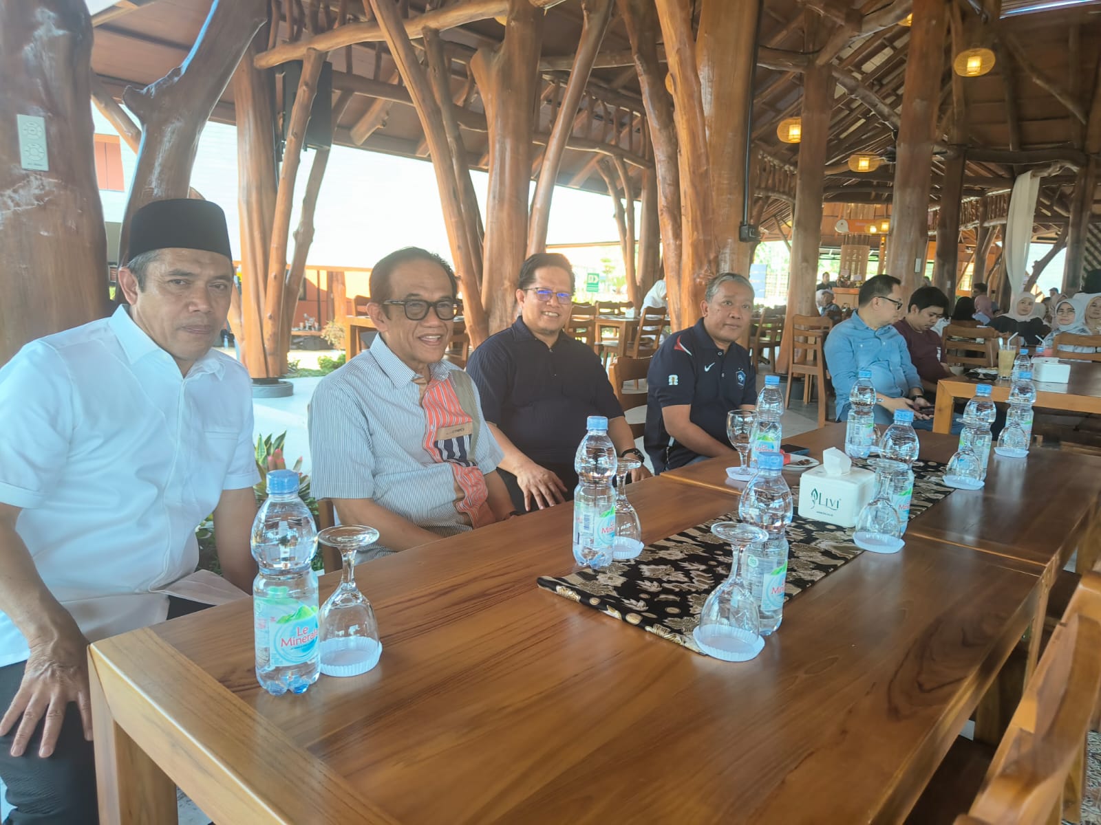 Anggota Komisi X DPR RI La Tinro La Tunrung Kagumi Konsep dan Naluri Bisnis Mang Engking Gowa Anggota Komisi X DPR RI La Tinro La Tunrung Kagumi Konsep dan Naluri Bisnis Mang Engking Gowa