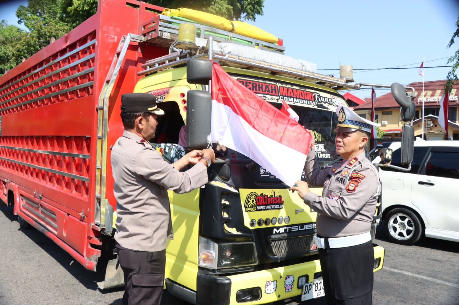 Sambut HUT ke-81 Kemerdekaan RI, Polres Maros Turun ke Jalan Bagikan Bendera Merah Putih kepada Pengendara