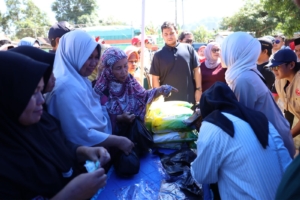 Bukan Sekadar Kunjungan! Andi Amar Pastikan Kebutuhan Pokok Murah Benar-Benar Sampai ke Masyarakat