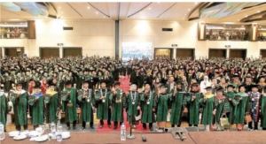 Unimerz Kukuhkan 1.333 Wisudawan Angkatan XXII, Rektor Tekankan Pentingnya Integritas di Era Al