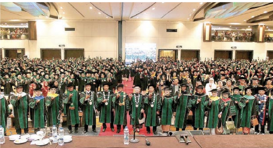 Unimerz Kukuhkan 1.333 Wisudawan Angkatan XXII, Rektor Tekankan Pentingnya Integritas di Era Al