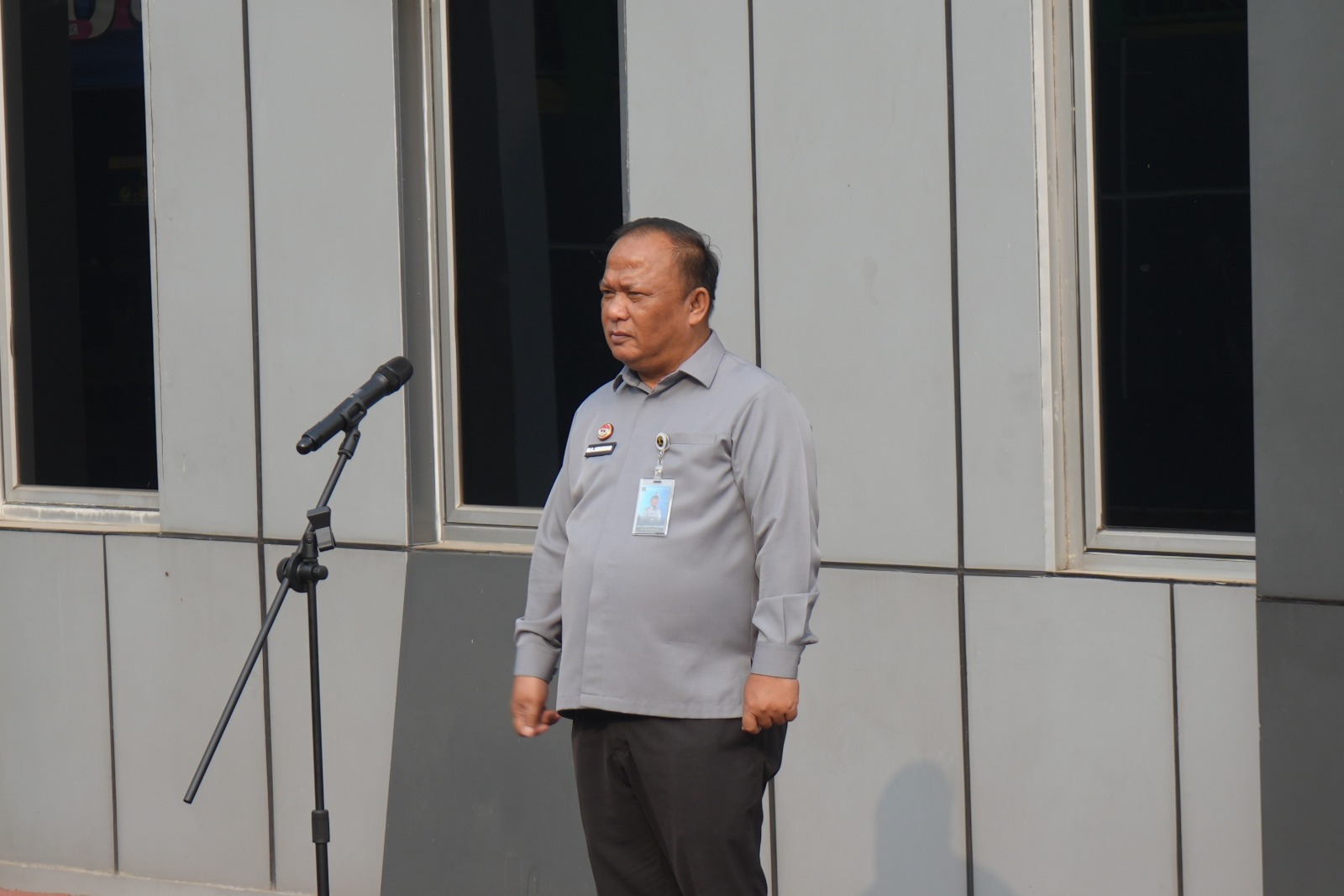 Kakanwil Kemenkum Sumsel Berikan Penghargaan kepada Tiga Pegawai Teladan Kakanwil Kemenkum Sumsel Berikan Penghargaan kepada Tiga Pegawai Teladan