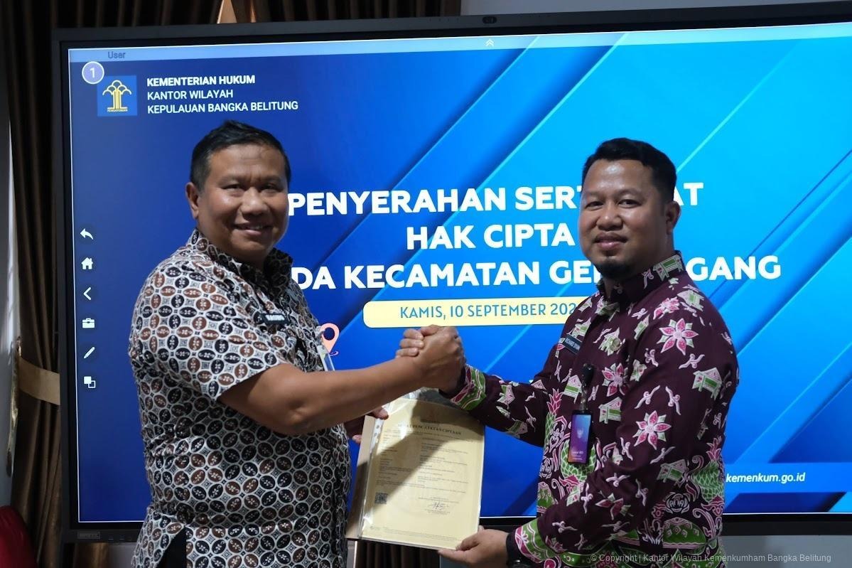 Kanwil Kemenkum Babel Serahkan Dua Sertifikat Hak Cipta kepada Kecamatan Gerunggang