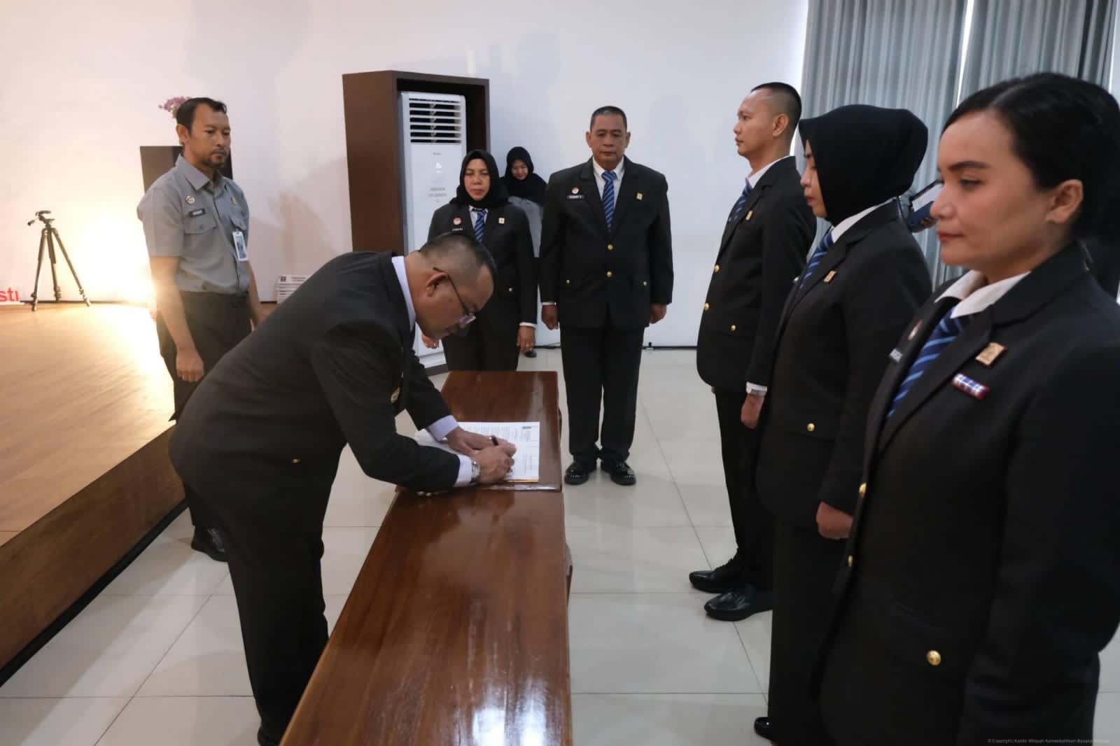 Kanwil Kemenkum Babel Lantik Tiga Pejabat Fungsional, Kakanwil Tekankan Integritas dan Profesionalisme
