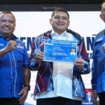 Appi Resmi Berlabuh ke Demokrat, Deputi BPOKK DPP Agustinus Tamo Mbapa Pasangkan Jaket Biru