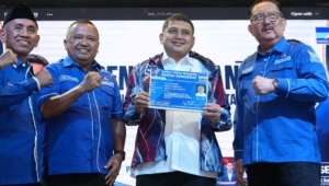 Appi Resmi Berlabuh ke Demokrat, Deputi BPOKK DPP Agustinus Tamo Mbapa Pasangkan Jaket Biru