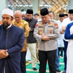 Kapolrestabes Makassar Dampingi Kapolda Sulsel Safari Subuh di Masjid Al-Markaz Al-Islami Makassar