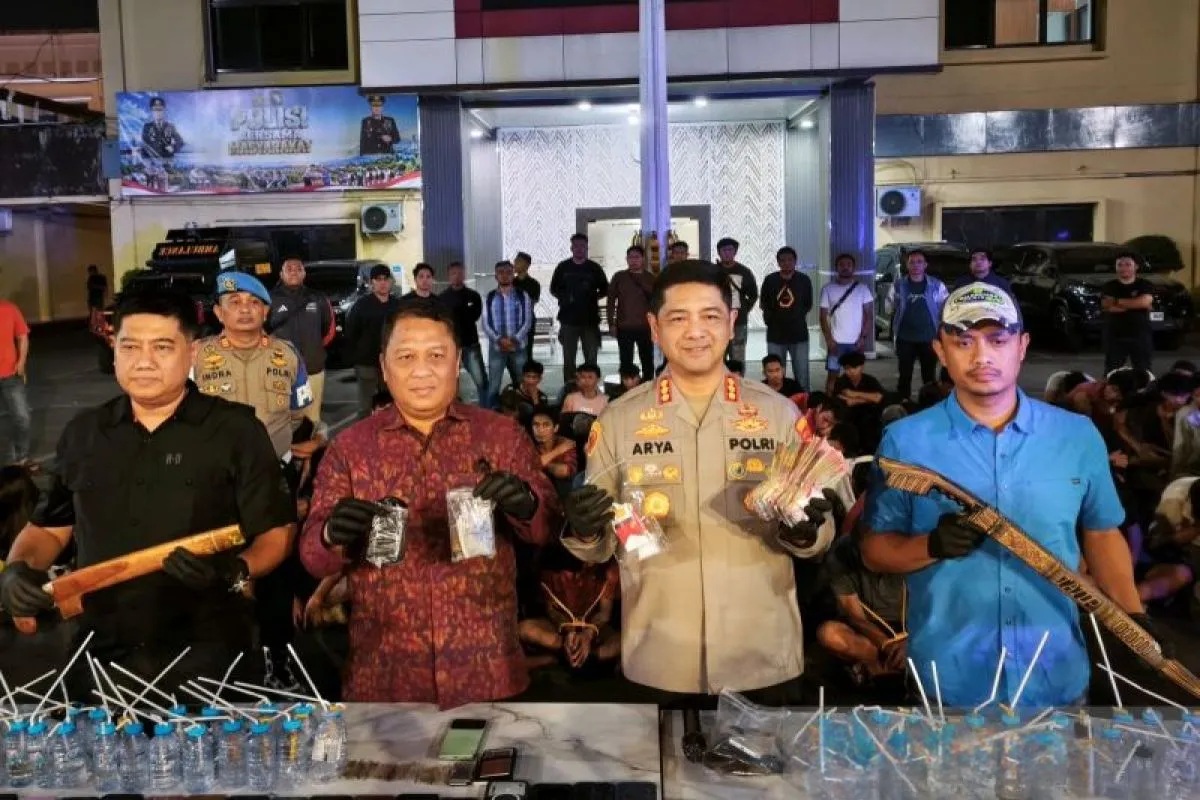Polrestabes Makassar dan Polda Sulsel Gerebek Kampung Narkoba, Tiga Bandar Ditangkap Polrestabes Makassar dan Polda Sulsel Gerebek Kampung Narkoba, Tiga Bandar Ditangkap
